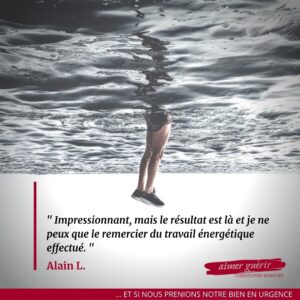 Une image surréaliste montrant une paire de jambes chaussées de baskets noires flottant ou se reflétant à la surface d'une eau agitée. Le texte du témoignage d'Alain L. est écrit en noir en bas à gauche sur un fond blanc dégradé. Le logo rouge "aimer guérir" se trouve en bas à droite