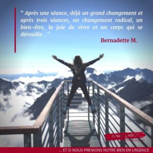 Vue de dos d'une femme debout au bout d'une passerelle métallique en haute montagne, les bras grands ouverts face à un panorama de sommets enneigés et de nuages. Le témoignage de Bernadette M. est écrit en blanc et rouge en haut de l'image. Le logo rouge "aimer guérir" figure en bas à droite.