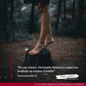 Vue en gros plan sur les pieds nus d'une personne se tenant en équilibre sur une souche d'arbre au milieu d'une forêt sombre. Le texte du témoignage d'Emmanuelle Q. est inscrit en blanc en bas à gauche, et le logo "aimer guérir" figure en bas à droite.