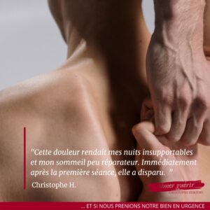 Vue en gros plan du dos et de la nuque d'une personne dont les mains sont jointes derrière les omoplates dans un geste d'étirement ou de soulagement. Le texte du témoignage de Christophe H. est inscrit en blanc en bas à gauche, et le logo "aimer guérir" apparaît en rouge en bas à droite.