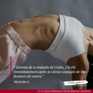 Une personne en brassière de sport blanche effectuant une posture de yoga en pont (extension du buste vers l'arrière), mettant en avant la zone abdominale. Le témoignage de Michelle S. est écrit en blanc en bas à gauche, et le logo "aimer guérir" figure en bas à droite.