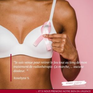 Gros plan sur le buste d'une femme portant un soutien-gorge blanc sur un fond rose. Elle tient un ruban rose, symbole de la lutte contre le cancer du sein, épinglé sur son vêtement. Le texte du témoignage de Roselyne S. est inscrit en blanc en bas à gauche, et le logo "aimer guérir" apparaît en bas à droite.