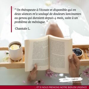 Vue subjective d'une personne prenant un bain relaxant parsemé de fleurs mauves. Elle tient un livre ouvert au-dessus de l'eau. Un plateau de baignoire en bois supporte une tasse de thé avec une tranche de citron et un petit bol de myrtilles. Le témoignage de Chantale L. est inscrit en haut à gauche.