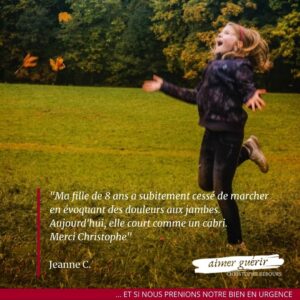Une petite fille aux cheveux blonds, vêtue d'une veste sombre et d'un pantalon noir, saute de joie dans une prairie verdoyante. Des feuilles d'automne rousses volent autour d'elle sous un arrière-plan boisé. Le témoignage de Jeanne C. est écrit en blanc en bas à gauche, et le logo "aimer guérir" est visible en bas à droite.