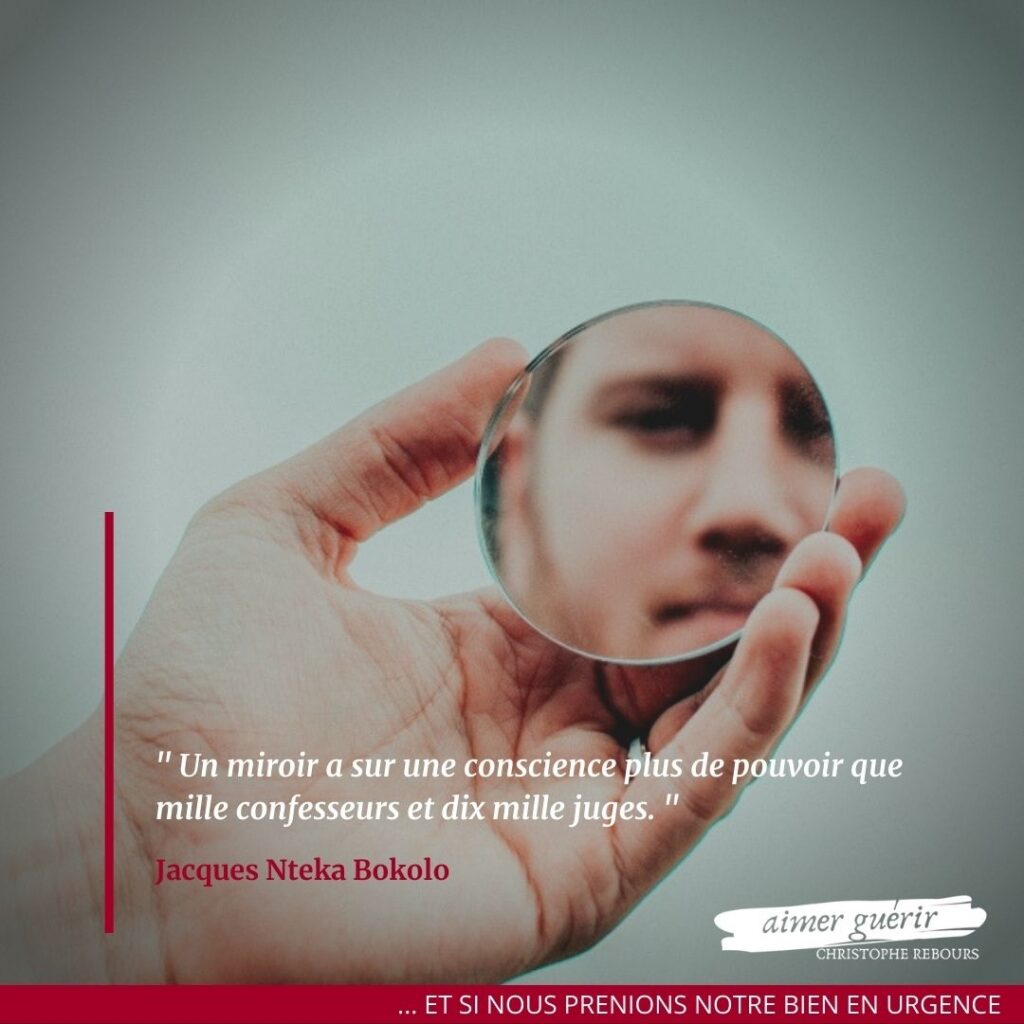 Une main de profil tient un petit miroir circulaire entre le pouce et l'index. Dans le reflet du miroir, on aperçoit une partie du visage d'un homme. La citation est écrite en blanc à gauche, avec le nom de l'auteur en rouge juste en dessous.