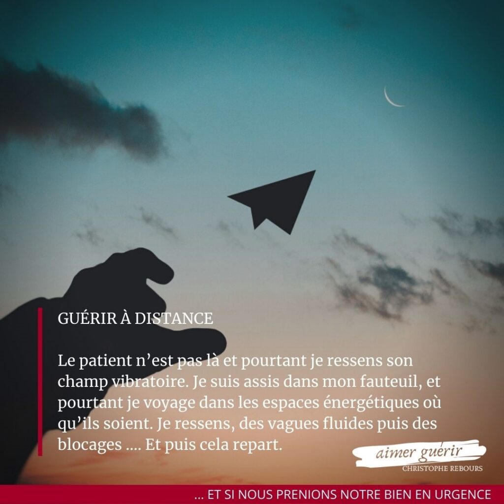 Silhouette d'une main tendue vers un avion en papier noir volant dans un ciel crépusculaire sous un fin croissant de lune. Le texte "GUÉRIR À DISTANCE" et un paragraphe descriptif sur le ressenti énergétique sont affichés à gauche.